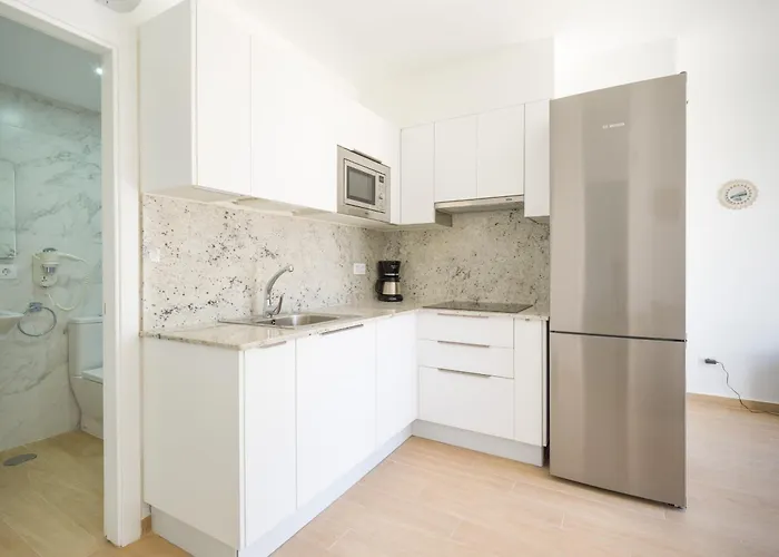 Moderno En Recien Reformado Коральео